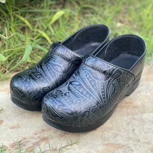 Dansko etched clogs supportive orthopedic shoes size 41 comfort artsy casual